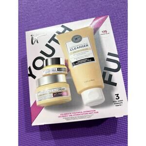 $140 it Cosmetics Skincare Set: face cleanser, Confidence eye cream moisturizer